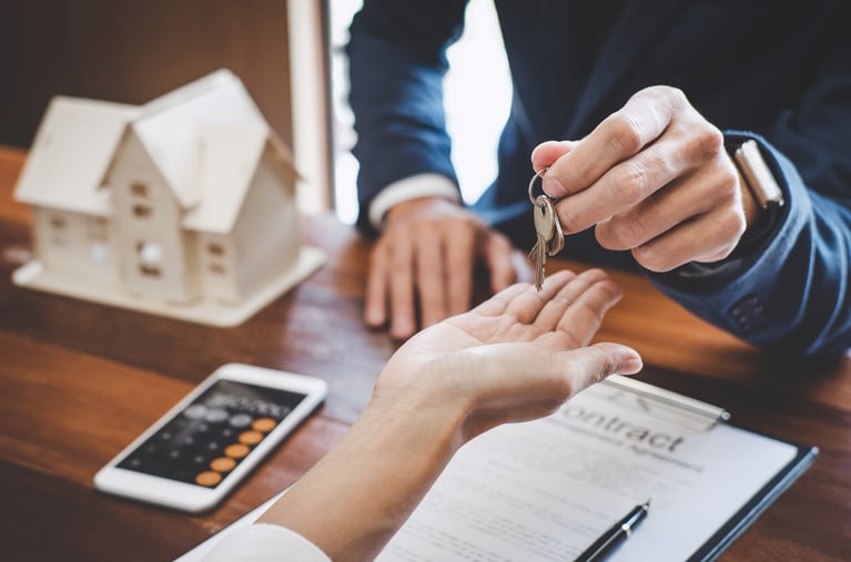 Property Managers Need 24/7 Answering: Here’s What to Look For